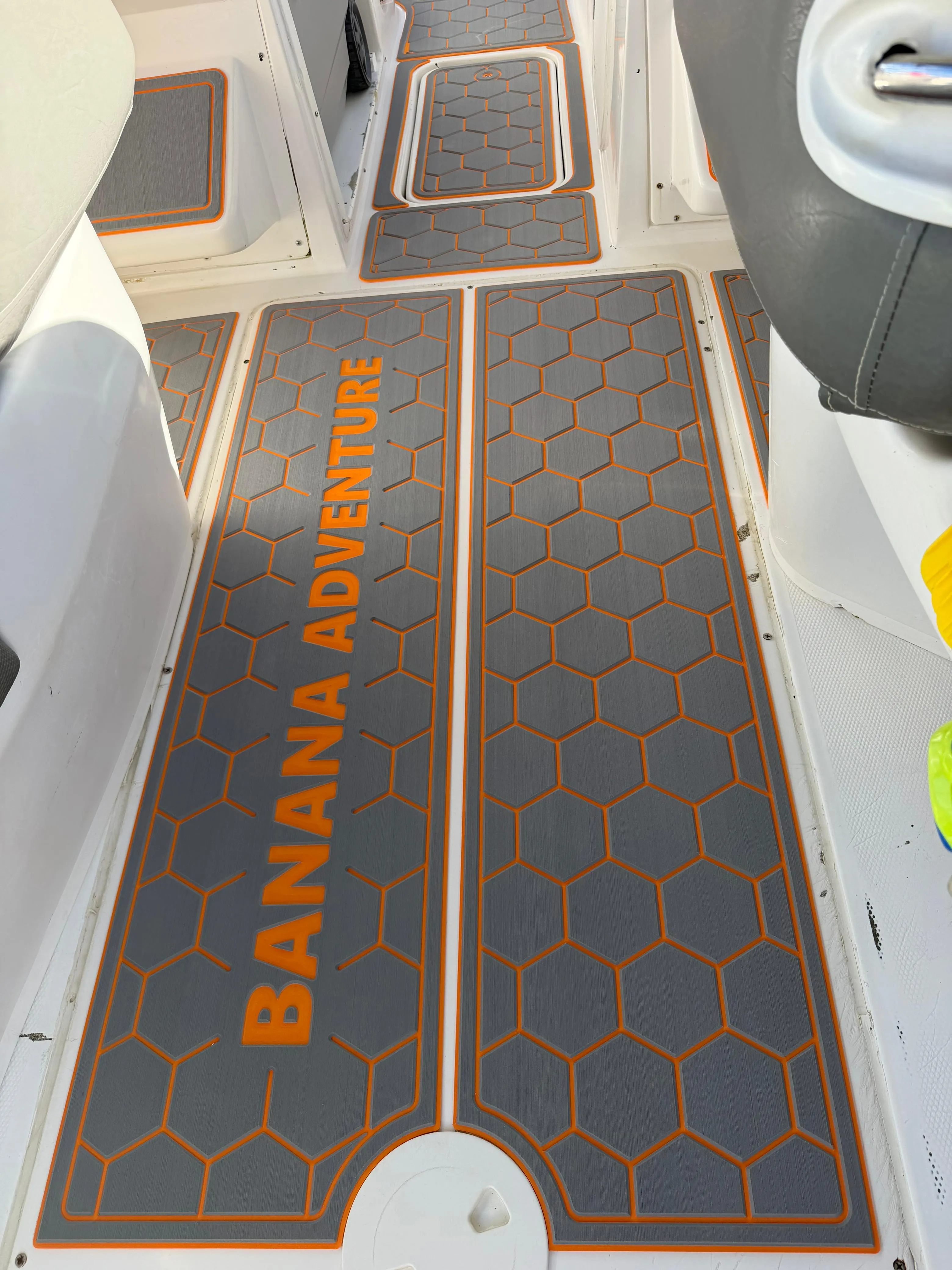 Banana Adventure hexagon-pattern deck in grey and orange